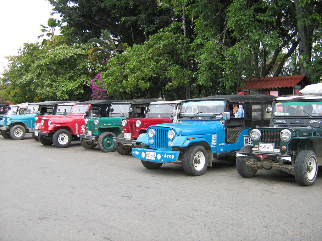 jeep willys estacionados en la plaza de Bolívar